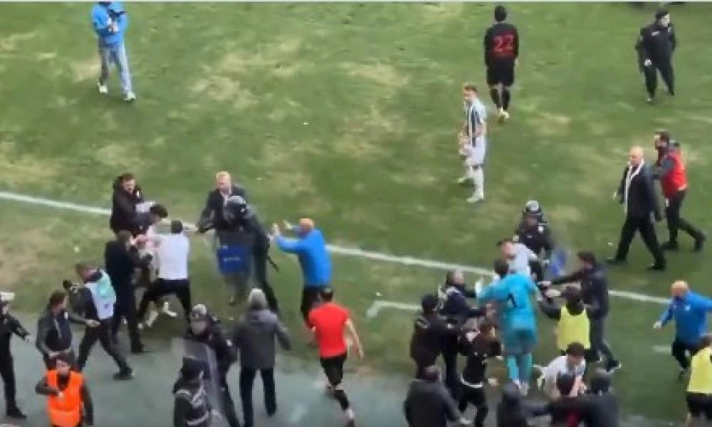 Τουρκία: 3η νύχτα... ξύλου - Σε αρένα μετατράπηκε το γήπεδο (βίντεο)